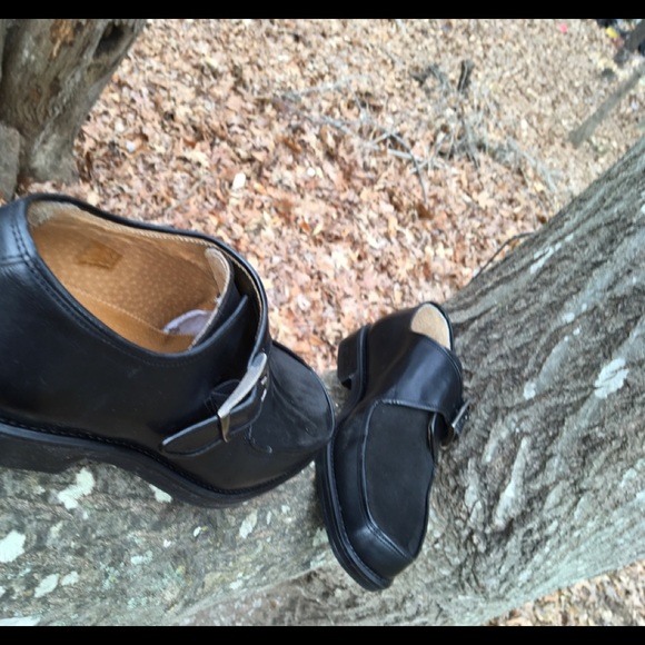 Exclusively De La Rentis  buckled genuine leather - Picture 3 of 8